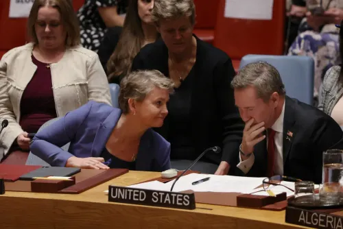 اجتماع لمجلس الأمن الدولي حيث تتبادل ممثلتان من الولايات المتحدة الحديث، مع ظهور أعضاء آخرين في الخلفية، خلال مناقشة حول مستقبل غزة.