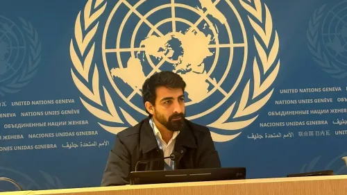 محمد صفا، دبلوماسي سابق في الأمم المتحدة، يتحدث في مؤتمر صحفي حول مخاطر استخدام الأسلحة النووية ضد إيران، مع خلفية شعار الأمم المتحدة.