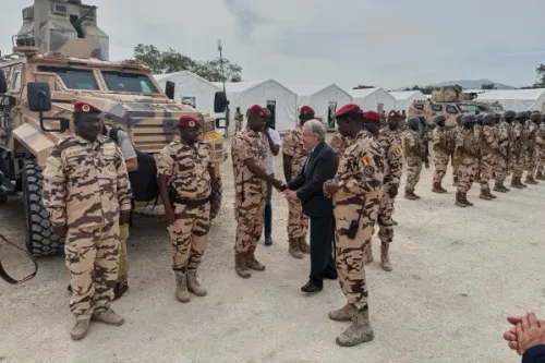 زيارة الأمين العام للأمم المتحدة أنطونيو غوتيريش لقوة قمع العصابات الجديدة في هايتي، حيث يتصافح مع الضباط العسكريين وسط أجواء من التوتر الأمني.