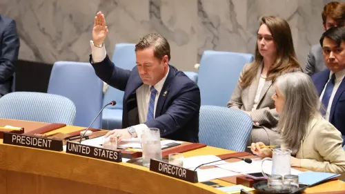 تصويت مجلس الأمن الدولي على قرار يدعو لوقف الهجمات الإيرانية على دول الخليج، مع مشاركة مندوبين من عدة دول.