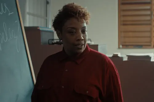 غراسا تُدرّس اللغة الفرنسية في مشهد من فيلم "The French Teacher" الذي يعكس التوترات السياسية والدينية في البرازيل.