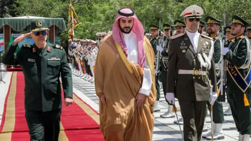ولي العهد السعودي الأمير محمد بن سلمان يتفقد حرس الشرف خلال زيارة رسمية، وسط أجواء عسكرية مشددة.