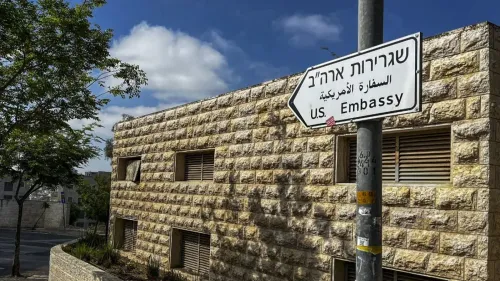 مبنى سفارة الولايات المتحدة في القدس، مع لافتة تشير إلى موقعها، وسط تزايد التوترات الأمنية في المنطقة.