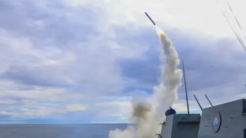 إطلاق صاروخ توماهوك من سفينة حربية في البحر، مع سحب دخانية في السماء، يعكس تصاعد التوترات في الصراع الأمريكي الإيراني.