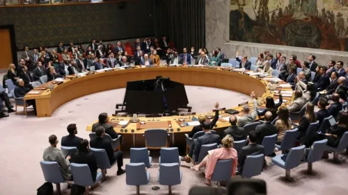 اجتماع لمجلس الأمن الدولي حيث يرفع العديد من المندوبين أيديهم للتصويت على قرار يدين الرق كجريمة ضد الإنسانية.