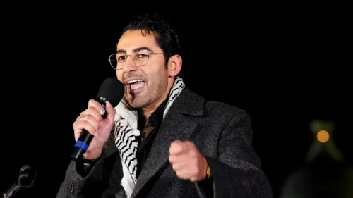محسن مهداوي يتحدث في فعالية، مرتدياً كوفية فلسطينية، في سياق دعم حقوق الفلسطينيين ومواجهة قرار محكمة الاستئناف الأمريكية.