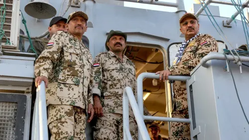 جنود يمنيون يرتدون زيًا عسكريًا يتفقدون الأوضاع على متن سفينة، في سياق مناقشات حول قوة دولية لتحقيق الاستقرار في غزة.