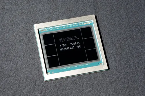 رقاقة معالج Nvidia H100 المستخدمة في خوادم الذكاء الاصطناعي الخاضعة لقيود التصدير الأمريكية والتي تم تهريبها إلى الصين.