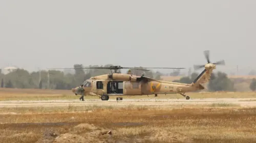 مروحية عسكرية إسرائيلية من طراز CH-53K على مدرج، تشير إلى مشاريع البناء الجديدة للبنية التحتية العسكرية المدعومة من الولايات المتحدة.