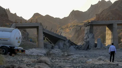 جسر مدمّر في جنوب إيران نتيجة الضربات الأمريكية التي استهدفت البنية التحتية المدنية في تصاعد النزاع العسكري.