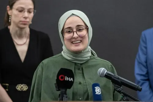 طالبة دكتوراه تركية، رميسة أوزتورك، تتحدث في مؤتمر صحفي بعد إسقاط قضية الترحيل ضدها بسبب نشاطها المؤيد لفلسطين.