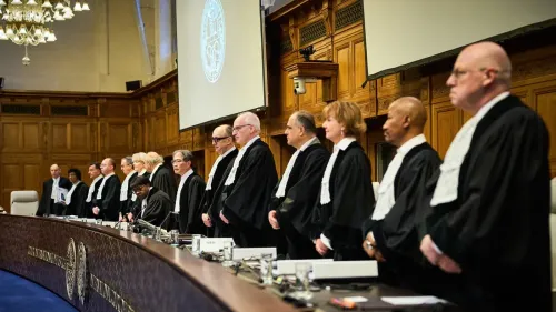 مجموعة من القضاة يرتدون robes قانونية يقفون في محكمة العدل الدولية، حيث يتم تناول قضايا الإبادة الجماعية والنزاعات القانونية.