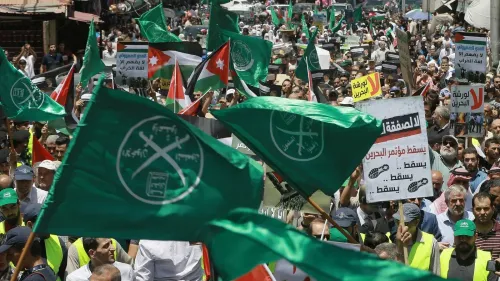 تجمع حاشد في الأردن يرفع أعلام جماعة الإخوان المسلمين ولافتات تعبر عن الاحتجاجات ضد السياسات الحكومية، وسط أجواء من التوتر السياسي.