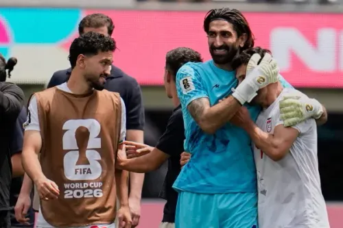 لاعبو منتخب إيران يحتفلون بعد مباراة، مع التركيز على حارس المرمى الذي يعانق زميله، وسط أجواء من الفرح والتفاؤل قبل مواجهة جديدة في كأس العالم.