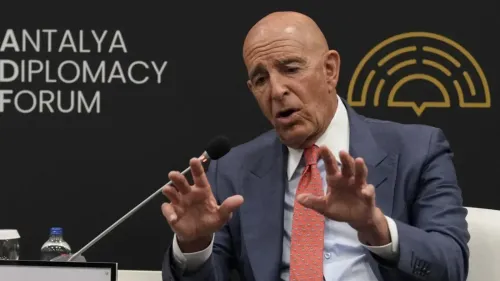 توم باراك يتحدث في منتدى أنطاليا للدبلوماسية، معبراً عن أهمية التعاون بين تركيا وإسرائيل في مجالي الأمن والطاقة.