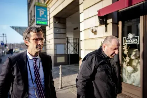 وصول المبعوثين الأمريكيين إلى برلين، حيث يجرون محادثات مع زيلينسكي حول إنهاء الحرب في أوكرانيا.