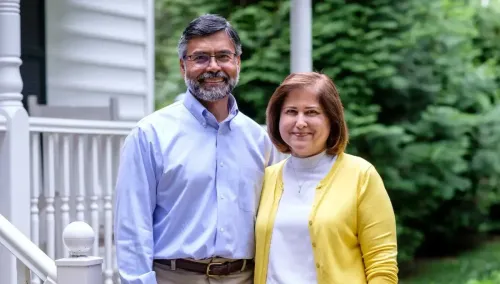 صورة لزهران ممداني وزوجته، يظهران مبتسمين في حديقة منزلية، تعكس انتصارهما التاريخي في الانتخابات في نيويورك.