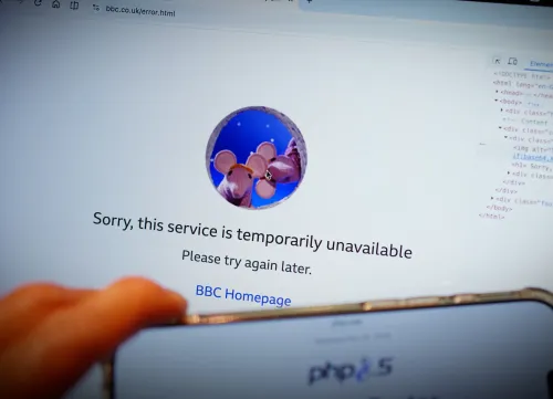 رسالة تعطل مؤقت لموقع BBC على شاشة كمبيوتر مع رمز PHP، تعكس تأثير ثغرات PHP2Shell الأمنية على خدمات الويب.