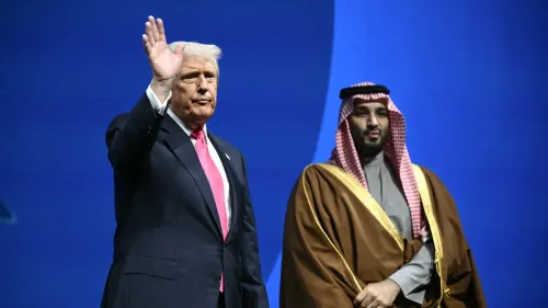 دونالد ترامب وولي العهد السعودي محمد بن سلمان في حدث رسمي، يعكسان العلاقات الأمريكية-السعودية في ملف البرنامج النووي المدني.
