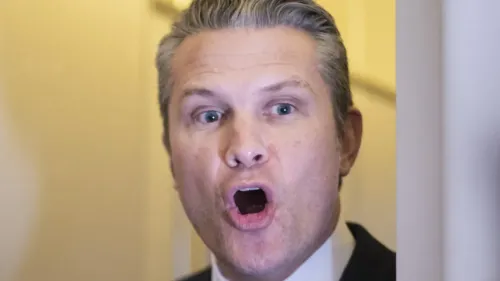 وزير الدفاع Pete Hegseth يتحدث بحماس خلال احتفالية دينية في البنتاغون، معبراً عن آرائه حول العمليات العسكرية.