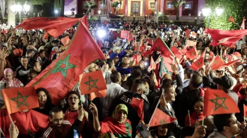 احتفال حاشد في المغرب، حيث يرفع المشاركون الأعلام المغربية ويعبرون عن دعمهم لمقترح الحكم الذاتي للصحراء الغربية.