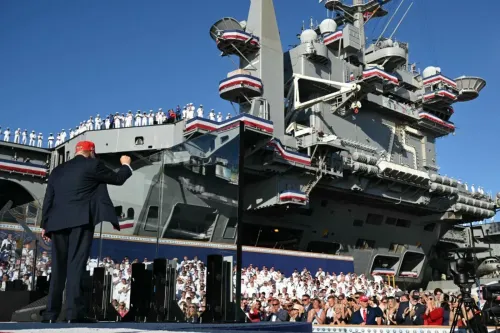 تظهر الصورة الرئيس الأمريكي السابق دونالد ترامب وهو يخاطب حشدًا من البحارة أمام حاملة طائرات، في سياق مناقشات حول تعزيز التعاون البحري مع تركيا.