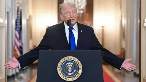 ترامب يتحدث في مؤتمر صحفي، مع وضع يديه بشكل تعبيري، خلفه شعار الرئاسة الأمريكية، في سياق مناقشة التوترات مع إيران.