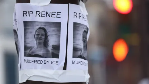 ملصقات تذكارية لرينيه نيكول جود، التي قُتلت على يد ضابط من إدارة الهجرة والجمارك، تظهر صورتها مع عبارة "قتلت على يد ICE" في مينيابوليس.