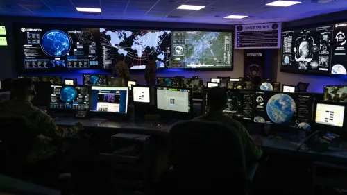 غرفة عمليات U.S. Space Command مع شاشات عرض بيانات فضائية لمتابعة مناورات Apollo Maneuvers العسكرية المدارية عام 2026.