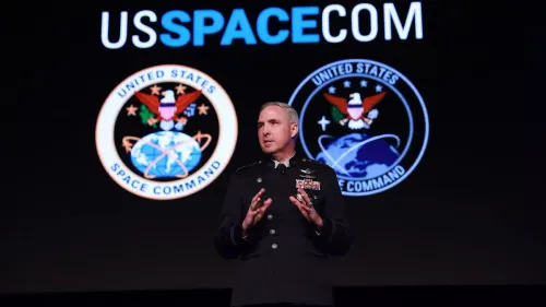 قائد U.S. Space Command يتحدث أمام شعار القيادة الفضائية الأمريكية خلال إعلان مناورات Apollo Maneuvers لعام 2026.