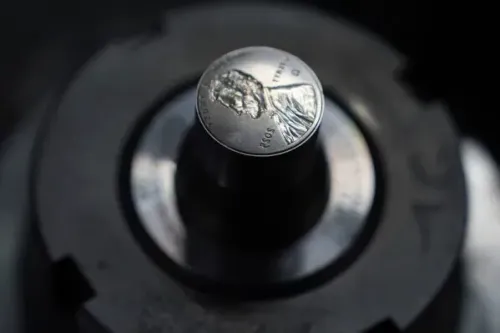 تظهر الصورة آخر بنس يتم سكّه في دار سك العملة الأمريكية، مع التركيز على تفاصيل العملة المعدنية.