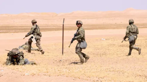 جنود أمريكيون في تدريب ميداني صحراوي يعكس إعادة تقييم الوجود العسكري الأمريكي في قواعد الخليج وسط تهديدات إيرانية متصاعدة.