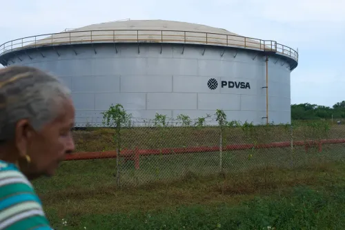 خزان نفط تابع لشركة النفط الفنزويلية PDVSA في حزام أورينوكو مع امرأة في المقدمة، يعكس تحديات الاستثمار في النفط الفنزويلي.