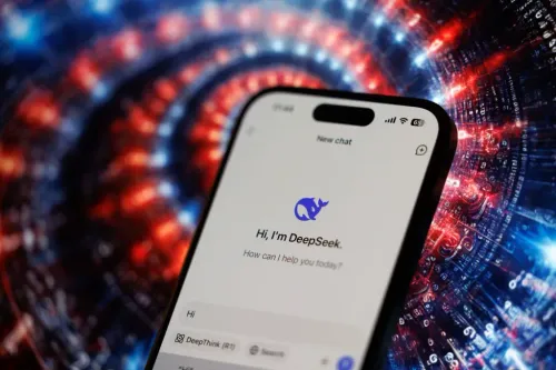 شاشة هاتف تعرض واجهة تطبيق DeepSeek مع خلفية رقمية ملونة تعكس موضوع الذكاء الاصطناعي والتقنية الصينية.