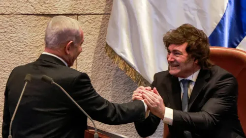 رئيس الوزراء الإسرائيلي بنيامين نتنياهو يصافح الرئيس الأرجنتيني خافيير ميلي، في إطار تعزيز العلاقات بين البلدين.