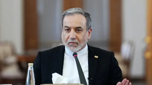 اجتماع دبلوماسي يتضمن مسؤول إيراني يتحدث خلال مؤتمر، مع التركيز على تفاصيل مذكّرة التفاهم بين إيران والولايات المتحدة.