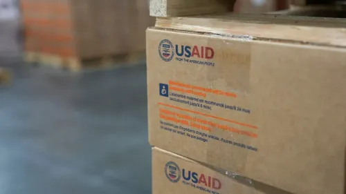 صناديق تحمل شعار الوكالة الأمريكية للتنمية الدولية (USAID)، تشير إلى تأثير إنهاء المساعدات الخارجية على المجتمعات المتضررة.