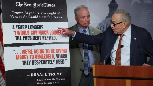 تصوير لسيناتور تشاك شومر يتحدث في مؤتمر صحفي، مع تيم كاين في الخلفية، حول قرار مجلس الشيوخ للحد من سلطات ترامب في فنزويلا.