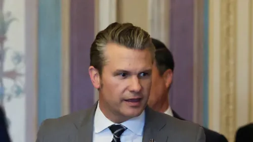 وزير الحرب الأمريكي بيتر هيغسيث يتحدث في مؤتمر صحفي، مع التركيز على الاستراتيجية العسكرية الأمريكية في الشرق الأوسط.