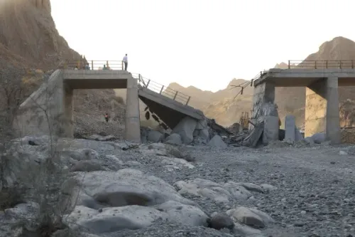 جسر مدمّر في منطقة جبلية بإيران بعد ضربات جوية أمريكية استهدفت مواقع الحرس الثوري ضمن تصعيد الصراع في مضيق هرمز.