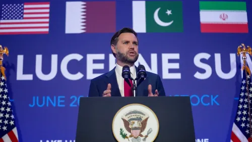 تحدث نائب الرئيس الأمريكي JD Vance خلال قمة لوسيرن، مع وجود أعلام الولايات المتحدة وقطر وباكستان وإيران خلفه، عن تقدم المحادثات حول العقوبات.