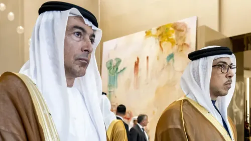 اجتماع لمسؤولين إماراتيين، يرتديان الزي التقليدي، في خلفية فنية ملونة، يتناولون دعم الولايات المتحدة للإمارات في ظل التوترات الإقليمية.