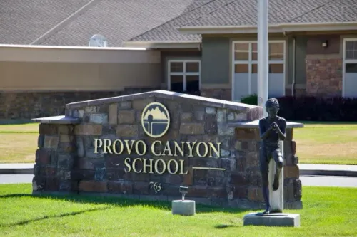 مدخل مدرسة Provo Canyon في يوتا مع تمثال طفل، بعد سحب ترخيصها بسبب إخفاقات في الصحة والسلامة والإساءة للمراهقين.