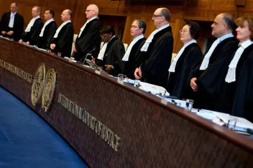 مجموعة من القضاة يرتدون الروب الأسود، يقفون في محكمة العدل الدولية في لاهاي، أثناء جلسات استماع حول النزاع بين فنزويلا وغيانا.