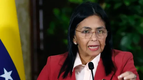 ديلسي رودريغيز، نائب الرئيس الفنزويلي، تتحدث في مؤتمر صحفي حول احتجاز نيكولاس مادورو، مع العلم الوطني الفنزويلي خلفها.