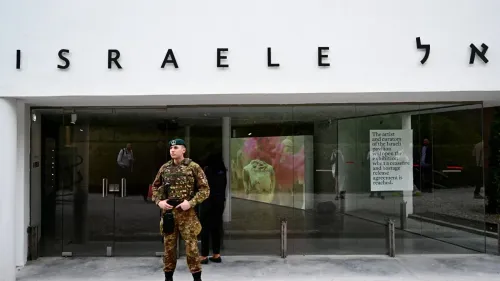 مدخل جناح إسرائيل في بينالي البندقية، حيث يظهر جندي أمامه، مع لافتة تشير إلى شروط افتتاح المعرض.