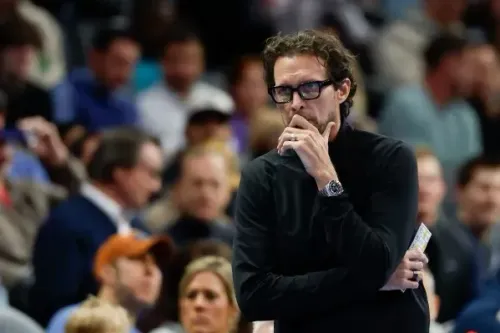 مدرب فريق هوكس يتأمل أثناء المباراة، محاطًا بالجماهير، في مواجهة ضد سبيرز التي انتهت بفوز سان أنطونيو.