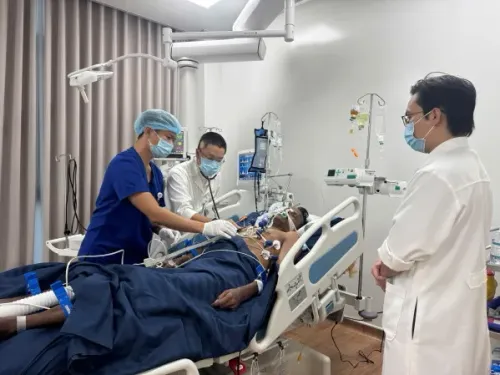 طاقم طبي يعالج ناجياً من انقلاب زورق في مستشفى فيتنامي، في حادث أودى بحياة 15 سائحاً هندياً قرب جزيرة فو كوك.