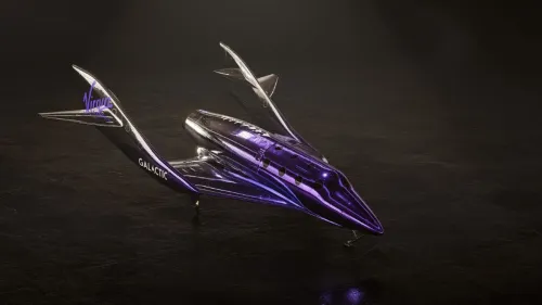 مركبة دلتا الفضائية من Virgin Galactic بتصميم حديث بلون أرجواني معدني استعداداً لاختبارات الطيران في ميناء أمريكا الفضائي.
