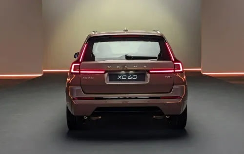 سيارة فولفو XC60 موديل 2028 من الخلف مع مصابيح LED محدثة وتصميم خارجي معاصر يعكس تحديثات منتصف الدورة لمنظومة الدفع الهجينة القابلة للشحن.
